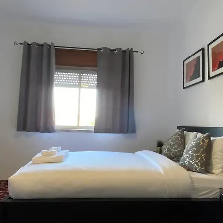 Luxurious New Metro With Tv. Apartment