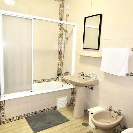 Apartment Luxurious New Metro With Tv. Lisbon
