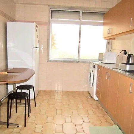 Luxurious New Metro With Tv. Apartment