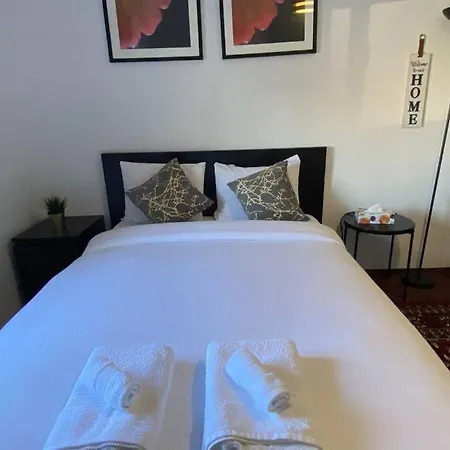 Luxurious New Metro With Tv. Apartman