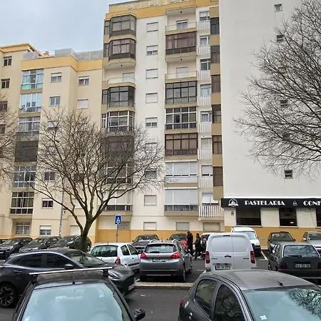Luxurious New Metro With Tv. Apartman Lisboa